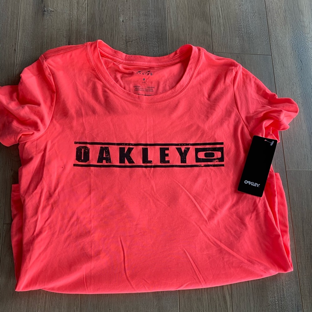 NWT Oakley workout shirt